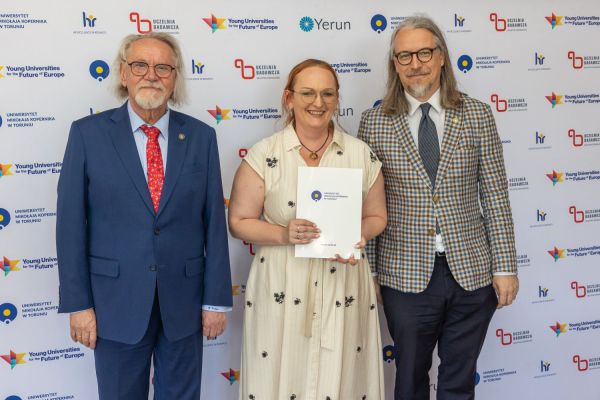 Uroczyste wręczenie Nagród Rektora dla osób zatrudnionych w toruńskiej części UMK [fot. Mikołaj Kuras] Kliknij, aby powiększyć zdjęcie