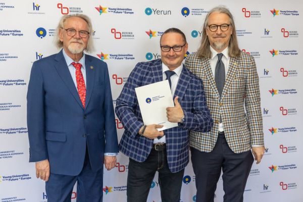 Uroczyste wręczenie Nagród Rektora dla osób zatrudnionych w toruńskiej części UMK [fot. Mikołaj Kuras] Kliknij, aby powiększyć zdjęcie