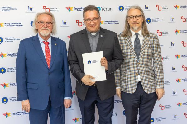 Uroczyste wręczenie Nagród Rektora dla osób zatrudnionych w toruńskiej części UMK [fot. Mikołaj Kuras] Kliknij, aby powiększyć zdjęcie
