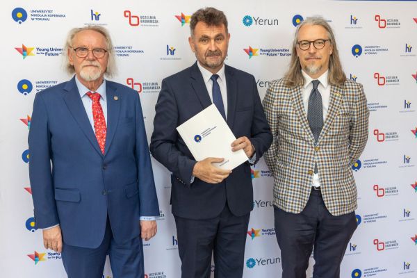 Uroczyste wręczenie Nagród Rektora dla osób zatrudnionych w toruńskiej części UMK [fot. Mikołaj Kuras] Kliknij, aby powiększyć zdjęcie