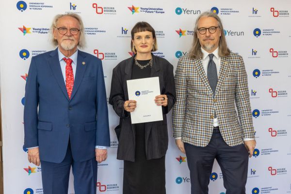 Uroczyste wręczenie Nagród Rektora dla osób zatrudnionych w toruńskiej części UMK [fot. Mikołaj Kuras] Kliknij, aby powiększyć zdjęcie