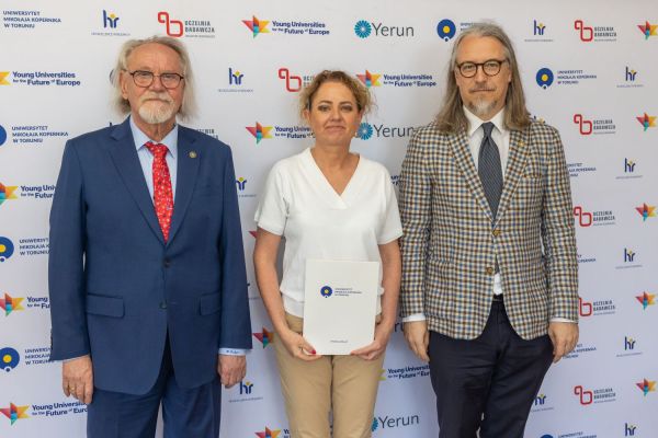 Uroczyste wręczenie Nagród Rektora dla osób zatrudnionych w toruńskiej części UMK [fot. Mikołaj Kuras] Kliknij, aby powiększyć zdjęcie