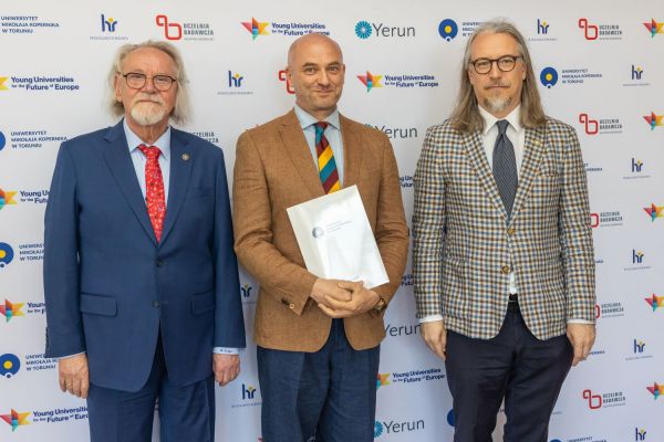 Uroczyste wręczenie Nagród Rektora dla osób zatrudnionych w toruńskiej części UMK [fot. Mikołaj Kuras] Kliknij, aby powiększyć zdjęcie