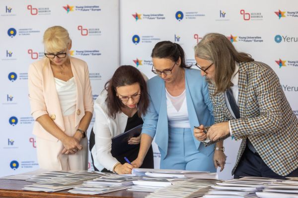 Uroczyste wręczenie Nagród Rektora dla osób zatrudnionych w toruńskiej części UMK [fot. Mikołaj Kuras] Kliknij, aby powiększyć zdjęcie
