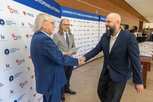 Uroczyste wręczenie Nagród Rektora dla osób zatrudnionych w toruńskiej części UMK [fot. Mikołaj Kuras] Kliknij, aby powiększyć zdjęcie