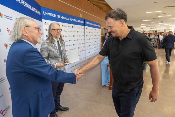 Uroczyste wręczenie Nagród Rektora dla osób zatrudnionych w toruńskiej części UMK [fot. Mikołaj Kuras] Kliknij, aby powiększyć zdjęcie