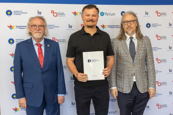 Uroczyste wręczenie Nagród Rektora dla osób zatrudnionych w toruńskiej części UMK [fot. Mikołaj Kuras] Kliknij, aby powiększyć zdjęcie