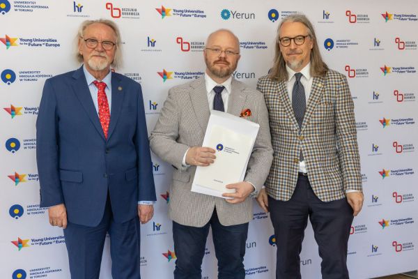 Uroczyste wręczenie Nagród Rektora dla osób zatrudnionych w toruńskiej części UMK [fot. Mikołaj Kuras] Kliknij, aby powiększyć zdjęcie