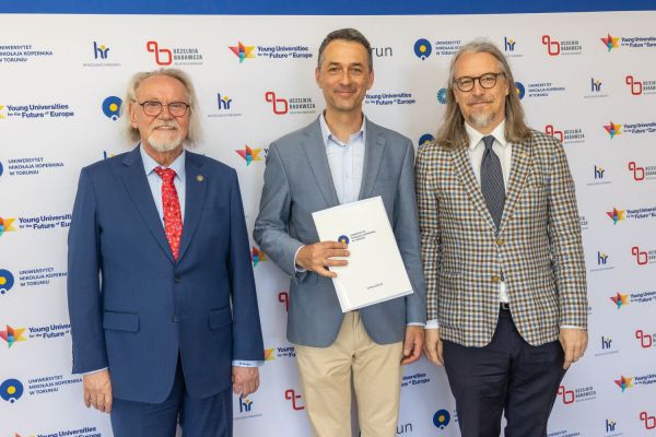 Uroczyste wręczenie Nagród Rektora dla osób zatrudnionych w toruńskiej części UMK [fot. Mikołaj Kuras] Kliknij, aby powiększyć zdjęcie