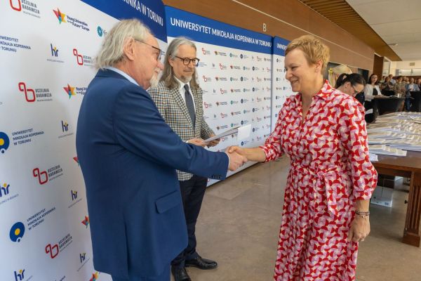 Uroczyste wręczenie Nagród Rektora dla osób zatrudnionych w toruńskiej części UMK [fot. Mikołaj Kuras] Kliknij, aby powiększyć zdjęcie