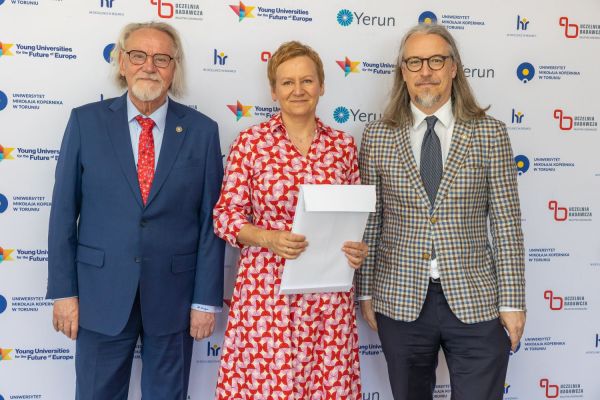 Uroczyste wręczenie Nagród Rektora dla osób zatrudnionych w toruńskiej części UMK [fot. Mikołaj Kuras] Kliknij, aby powiększyć zdjęcie