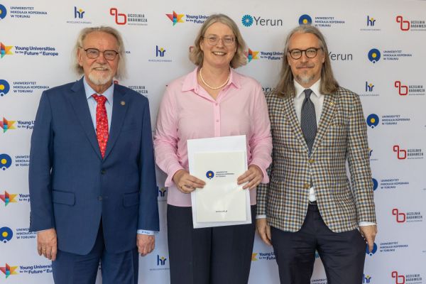 Uroczyste wręczenie Nagród Rektora dla osób zatrudnionych w toruńskiej części UMK [fot. Mikołaj Kuras] Kliknij, aby powiększyć zdjęcie