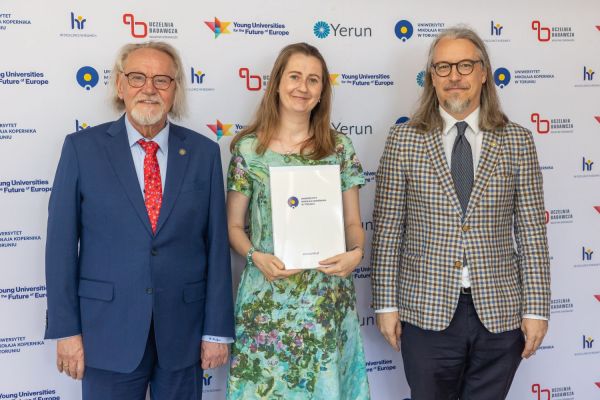 Uroczyste wręczenie Nagród Rektora dla osób zatrudnionych w toruńskiej części UMK [fot. Mikołaj Kuras] Kliknij, aby powiększyć zdjęcie