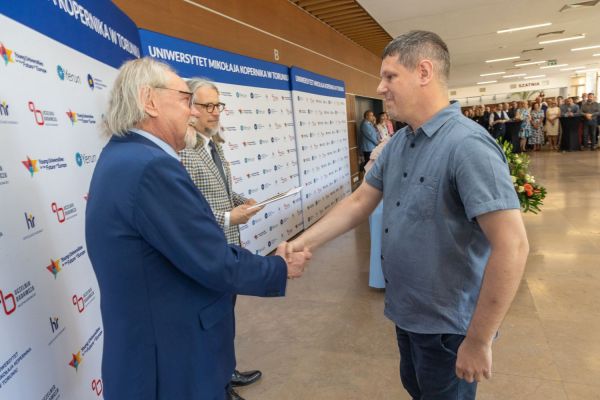 Uroczyste wręczenie Nagród Rektora dla osób zatrudnionych w toruńskiej części UMK [fot. Mikołaj Kuras] Kliknij, aby powiększyć zdjęcie