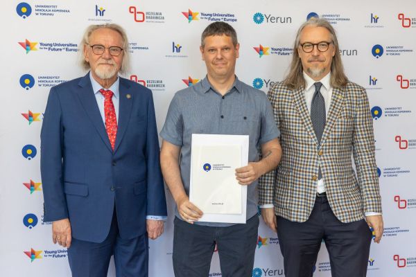 Uroczyste wręczenie Nagród Rektora dla osób zatrudnionych w toruńskiej części UMK [fot. Mikołaj Kuras] Kliknij, aby powiększyć zdjęcie