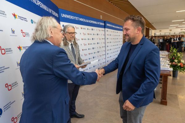 Uroczyste wręczenie Nagród Rektora dla osób zatrudnionych w toruńskiej części UMK [fot. Mikołaj Kuras] Kliknij, aby powiększyć zdjęcie
