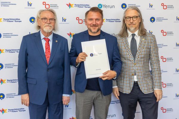 Uroczyste wręczenie Nagród Rektora dla osób zatrudnionych w toruńskiej części UMK [fot. Mikołaj Kuras] Kliknij, aby powiększyć zdjęcie