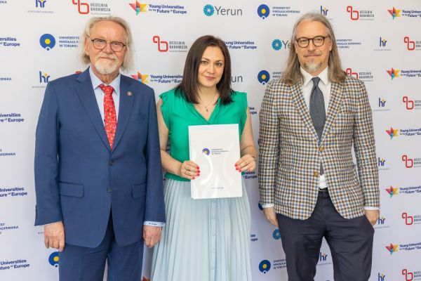Uroczyste wręczenie Nagród Rektora dla osób zatrudnionych w toruńskiej części UMK [fot. Mikołaj Kuras] Kliknij, aby powiększyć zdjęcie