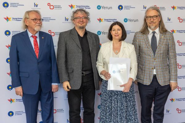 Uroczyste wręczenie Nagród Rektora dla osób zatrudnionych w toruńskiej części UMK [fot. Mikołaj Kuras] Kliknij, aby powiększyć zdjęcie