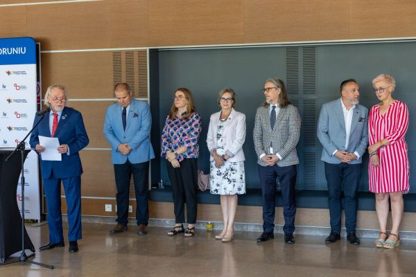 Uroczyste wręczenie Nagród Rektora dla osób zatrudnionych w toruńskiej części UMK [fot. Mikołaj Kuras] Kliknij, aby powiększyć zdjęcie
