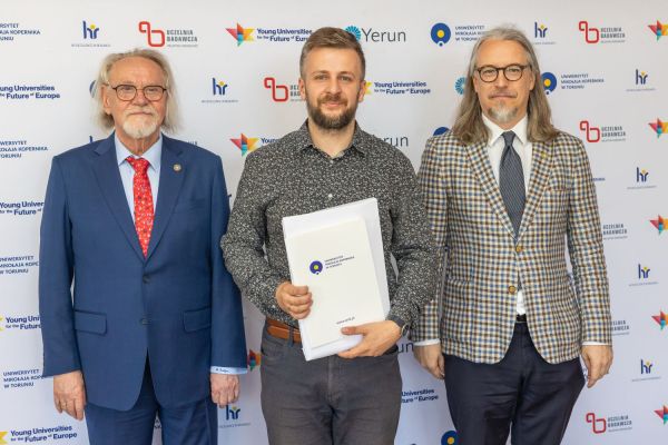 Uroczyste wręczenie Nagród Rektora dla osób zatrudnionych w toruńskiej części UMK [fot. Mikołaj Kuras] Kliknij, aby powiększyć zdjęcie