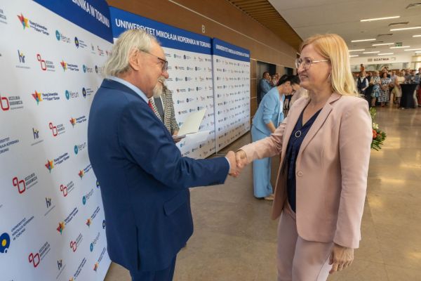 Uroczyste wręczenie Nagród Rektora dla osób zatrudnionych w toruńskiej części UMK [fot. Mikołaj Kuras] Kliknij, aby powiększyć zdjęcie