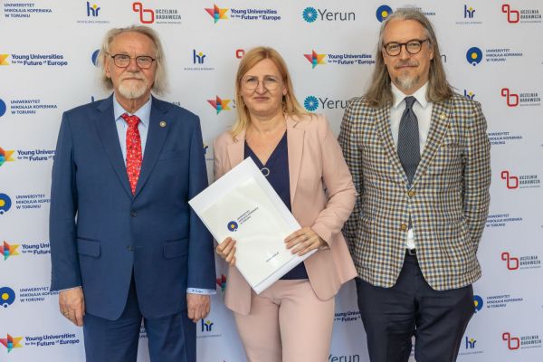 Uroczyste wręczenie Nagród Rektora dla osób zatrudnionych w toruńskiej części UMK [fot. Mikołaj Kuras] Kliknij, aby powiększyć zdjęcie