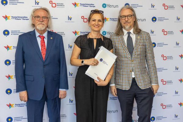 Uroczyste wręczenie Nagród Rektora dla osób zatrudnionych w toruńskiej części UMK [fot. Mikołaj Kuras] Kliknij, aby powiększyć zdjęcie