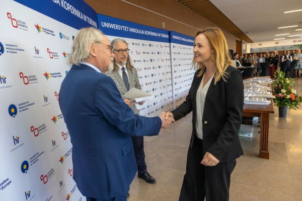 Uroczyste wręczenie Nagród Rektora dla osób zatrudnionych w toruńskiej części UMK [fot. Mikołaj Kuras] Kliknij, aby powiększyć zdjęcie
