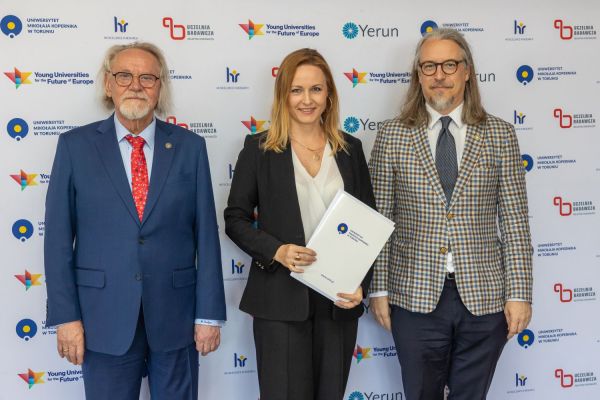 Uroczyste wręczenie Nagród Rektora dla osób zatrudnionych w toruńskiej części UMK [fot. Mikołaj Kuras] Kliknij, aby powiększyć zdjęcie