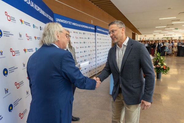 Uroczyste wręczenie Nagród Rektora dla osób zatrudnionych w toruńskiej części UMK [fot. Mikołaj Kuras] Kliknij, aby powiększyć zdjęcie