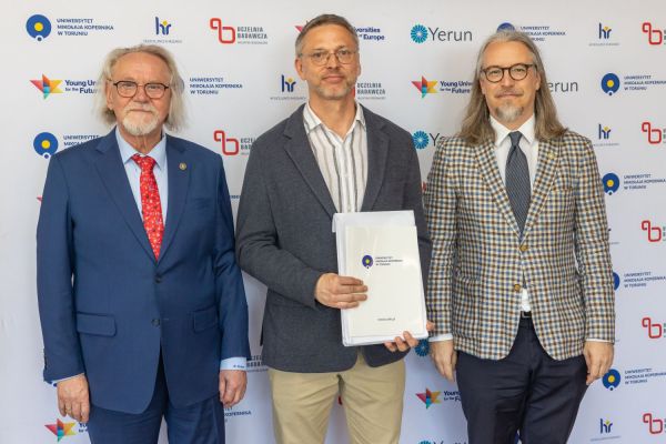 Uroczyste wręczenie Nagród Rektora dla osób zatrudnionych w toruńskiej części UMK [fot. Mikołaj Kuras] Kliknij, aby powiększyć zdjęcie