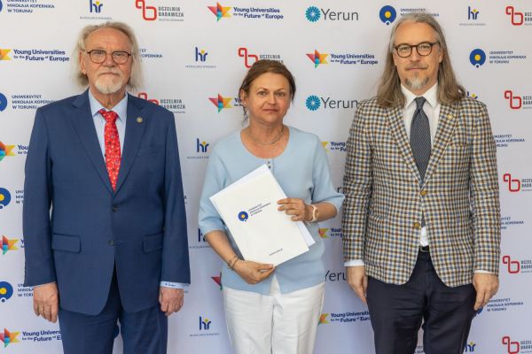 Uroczyste wręczenie Nagród Rektora dla osób zatrudnionych w toruńskiej części UMK [fot. Mikołaj Kuras] Kliknij, aby powiększyć zdjęcie