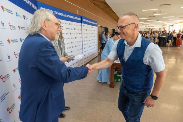 Uroczyste wręczenie Nagród Rektora dla osób zatrudnionych w toruńskiej części UMK [fot. Mikołaj Kuras] Kliknij, aby powiększyć zdjęcie