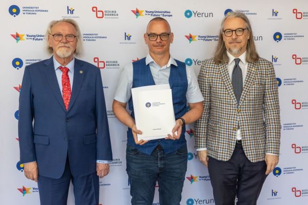 Uroczyste wręczenie Nagród Rektora dla osób zatrudnionych w toruńskiej części UMK [fot. Mikołaj Kuras] Kliknij, aby powiększyć zdjęcie
