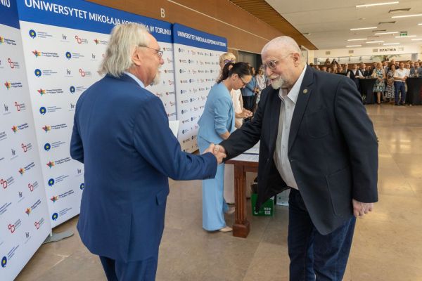 Uroczyste wręczenie Nagród Rektora dla osób zatrudnionych w toruńskiej części UMK [fot. Mikołaj Kuras] Kliknij, aby powiększyć zdjęcie
