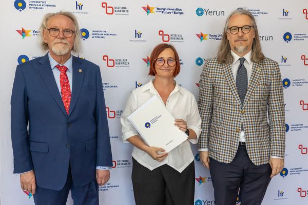 Uroczyste wręczenie Nagród Rektora dla osób zatrudnionych w toruńskiej części UMK [fot. Mikołaj Kuras] Kliknij, aby powiększyć zdjęcie