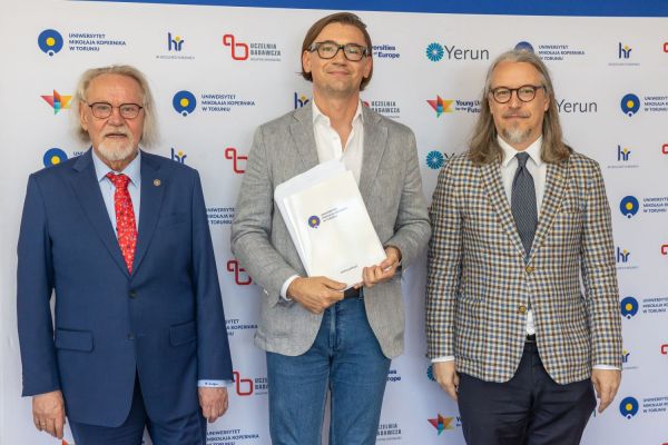 Uroczyste wręczenie Nagród Rektora dla osób zatrudnionych w toruńskiej części UMK [fot. Mikołaj Kuras] Kliknij, aby powiększyć zdjęcie