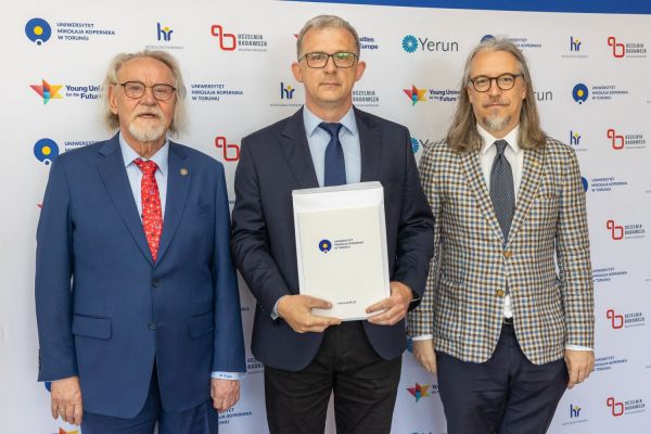 Uroczyste wręczenie Nagród Rektora dla osób zatrudnionych w toruńskiej części UMK [fot. Mikołaj Kuras] Kliknij, aby powiększyć zdjęcie