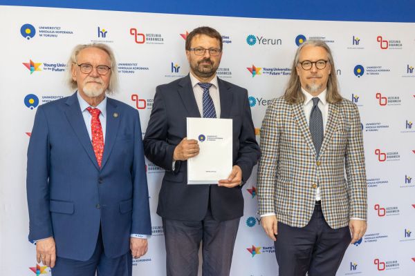 Uroczyste wręczenie Nagród Rektora dla osób zatrudnionych w toruńskiej części UMK [fot. Mikołaj Kuras] Kliknij, aby powiększyć zdjęcie