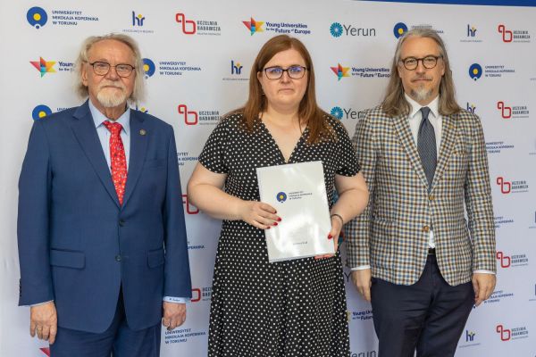 Uroczyste wręczenie Nagród Rektora dla osób zatrudnionych w toruńskiej części UMK [fot. Mikołaj Kuras] Kliknij, aby powiększyć zdjęcie