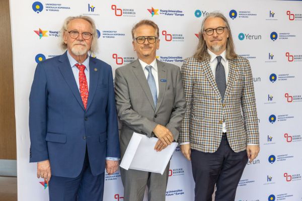Uroczyste wręczenie Nagród Rektora dla osób zatrudnionych w toruńskiej części UMK [fot. Mikołaj Kuras] Kliknij, aby powiększyć zdjęcie