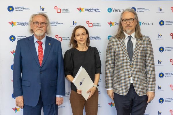 Uroczyste wręczenie Nagród Rektora dla osób zatrudnionych w toruńskiej części UMK [fot. Mikołaj Kuras] Kliknij, aby powiększyć zdjęcie