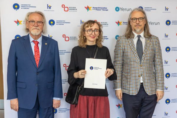 Uroczyste wręczenie Nagród Rektora dla osób zatrudnionych w toruńskiej części UMK [fot. Mikołaj Kuras] Kliknij, aby powiększyć zdjęcie