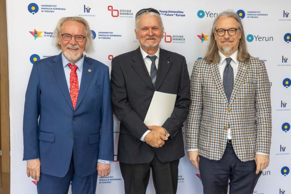 Uroczyste wręczenie Nagród Rektora dla osób zatrudnionych w toruńskiej części UMK [fot. Mikołaj Kuras] Kliknij, aby powiększyć zdjęcie
