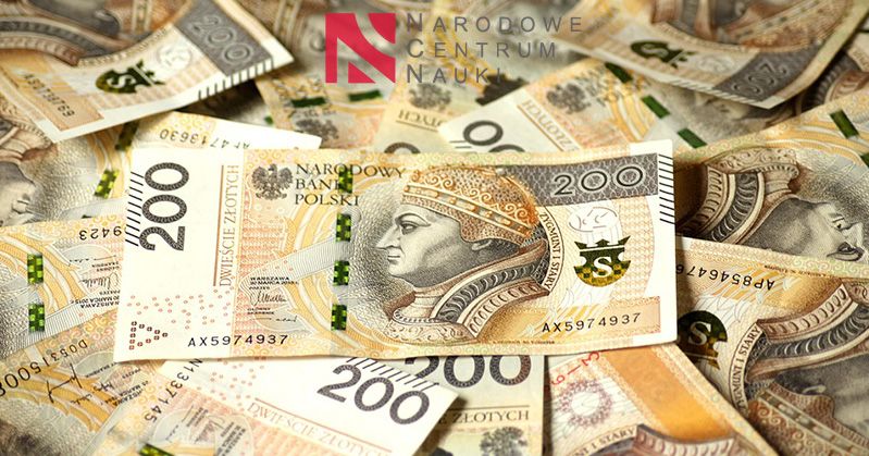 Toruńscy badacze i badaczki otrzymali cztery granty na łączną kwotę niemal dwóch milionów złotych Zdjęcie dwustuzłotowych banknotów, na zdjęciu widać również logotyp Narodowego Centrum Nauki