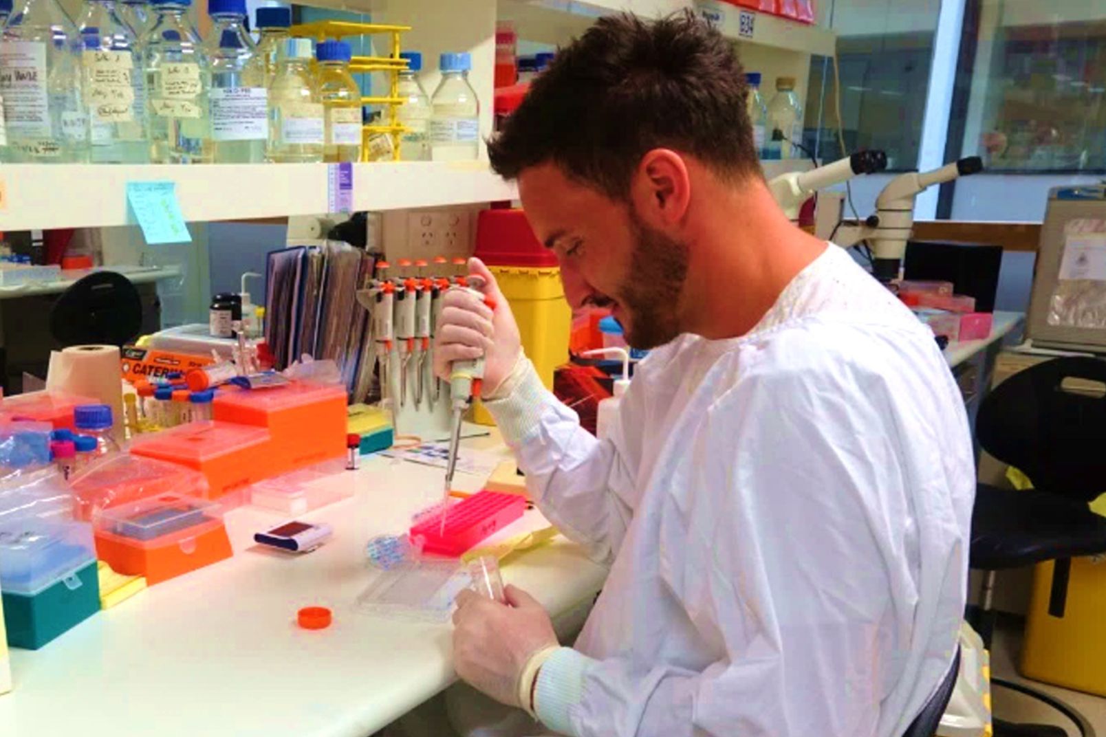 Dr hab. Paweł Kordowitzki , prof. UMK trzyma w reku pipetę podczs pracy w laboratorium