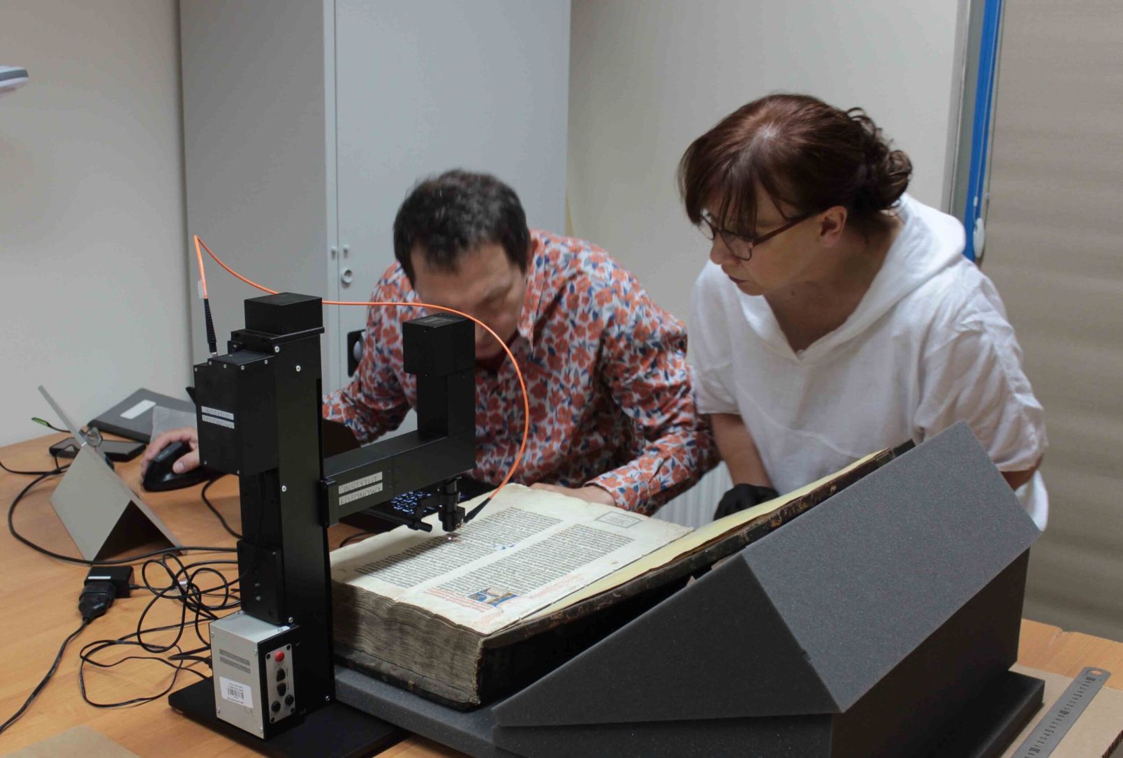 Prof. Tomasz Łojewski (AGH Kraków) and Dr. Dorota Jutrzenka-Supryn (Faculty of Fine Arts, Nicolaus Copernicus University) during microfading analysis