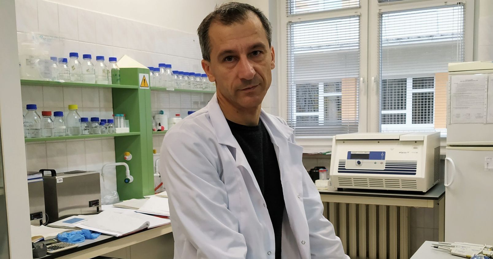 Dr hab. Rafał Butowt, prof. UMK dr hab. Rafał Butowt, prof. UMK stoi w laboratorium