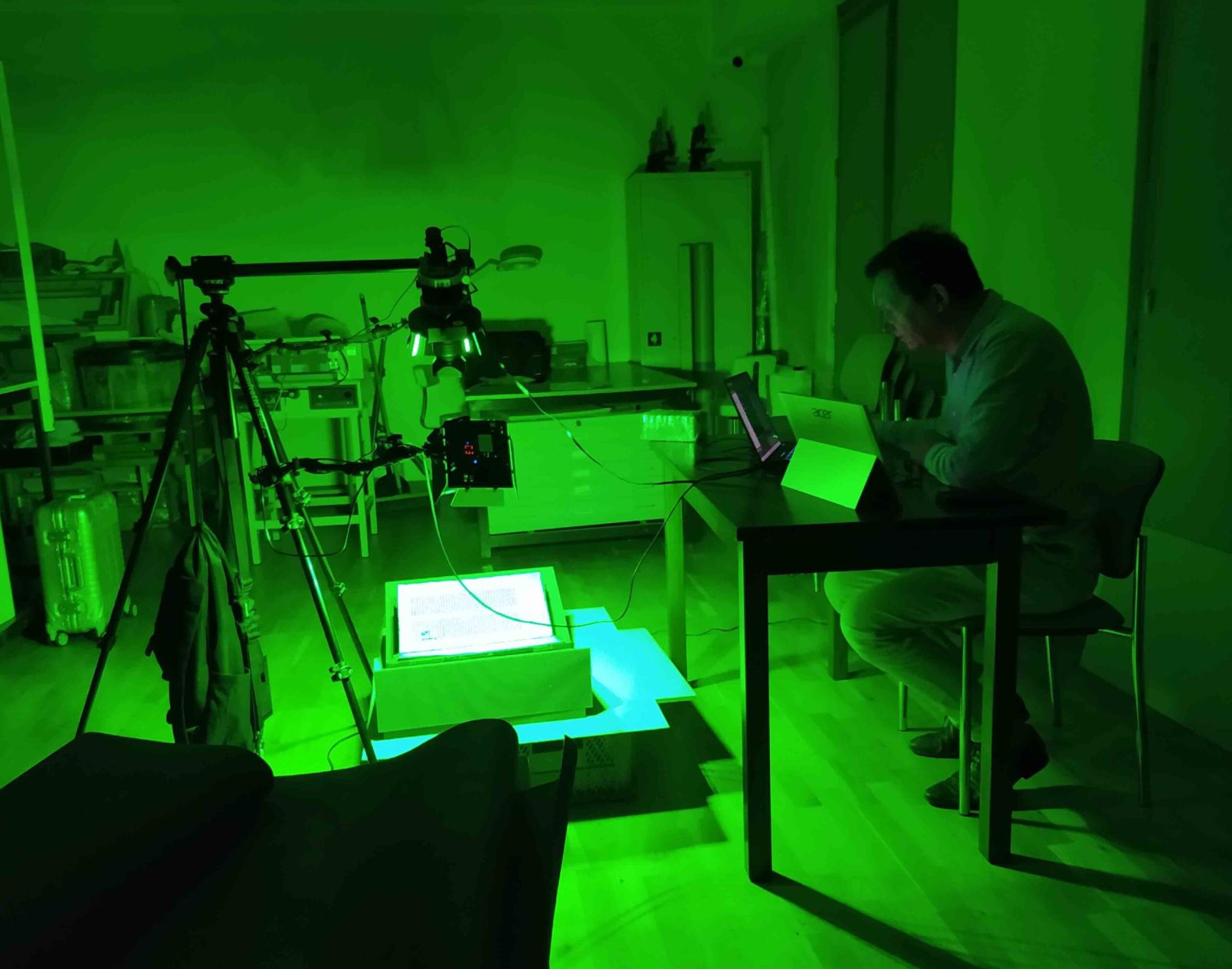 Prof. Tomasz Łojewski (AGH Kraków) during multispectral analysis of the Pelplin Gutenberg Bible
